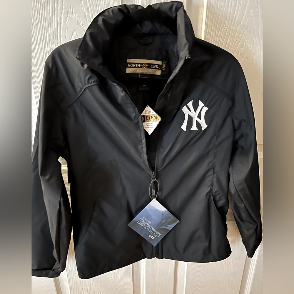 Yankees windbreaker/rain jacket size S NWT